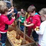 Niños haciendo sidra de forma tradicional amagüestu