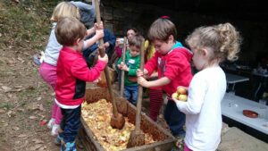 Niños haciendo sidra de forma tradicional amagüestu