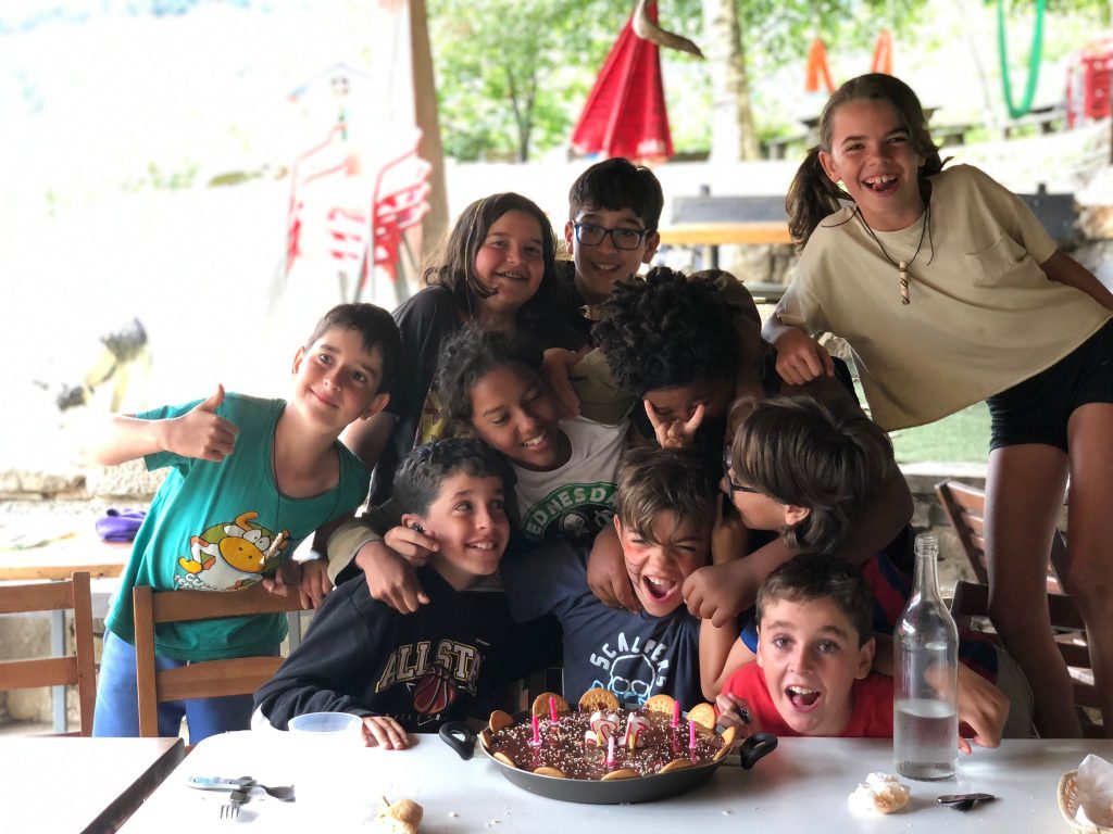 Fiesta de cumpleaños en la granja grupo de niños